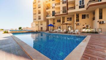 3 outdoor pools, open 10:00 AM to 5:00 PM, pool umbrellas, pool loungers