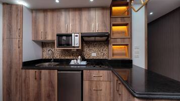 Suite Junior, pemandangan pantai | Dapur pribadi | Lemari es kecil, microwave, dan oven