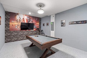 A pool table in a room with a brick wall and a Star Wars themed mural. - The Splash Shot -Championsgate Resort, Amenities Included/Games Room/Free wifi (Kissimmee)