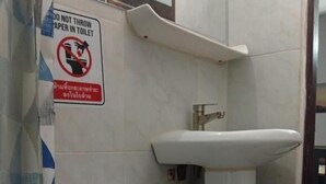 Kylpyhuoneessa on wc, pesuallas ja suihku. Seinällä on varoituskyltti.
