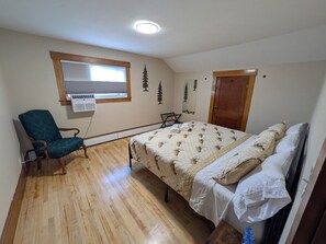 WiFi, bed sheets - The Lodge at South of the Border (Canaan)