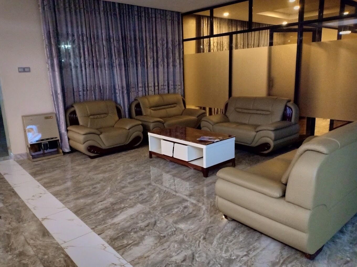Una sala de estar con un sofá, una mesa de centro y una televisión.