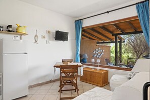 Living area - Casa Letizia: a cheerful apartment 200 meters from the sea with a veranda overlooking the bay (Nodu Pianu)