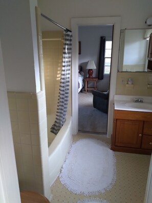 Shower, hair dryer, towels, soap - Quiet, historic 3-bedroom farm home near Hartwell Lake Big Oaks boat launch. (Hartwell)