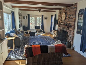 Smart TV - Quiet, historic 3-bedroom farm home near Hartwell Lake Big Oaks boat launch. (Hartwell)