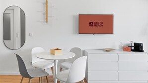 Dining - GuestReady - Bright Studio in Bonfim District (Porto)