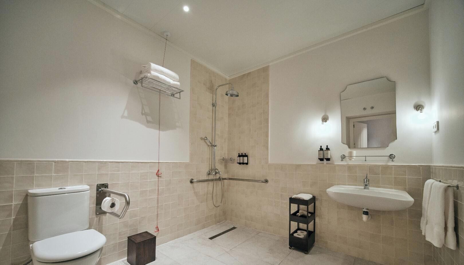 Un baño moderno con inodoro, ducha y lavamanos.