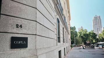 Un edificio con fachada de piedra, un letrero que dice 'COPLA' y el número '24' arriba.