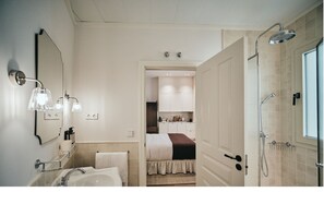 Estudio clásico | Baño | Regadera, secadora de cabello, toallas, jabón 