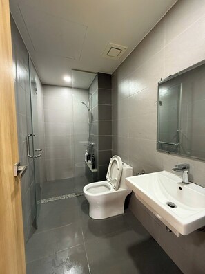 Dusche, Haartrockner, Handtücher, Seife