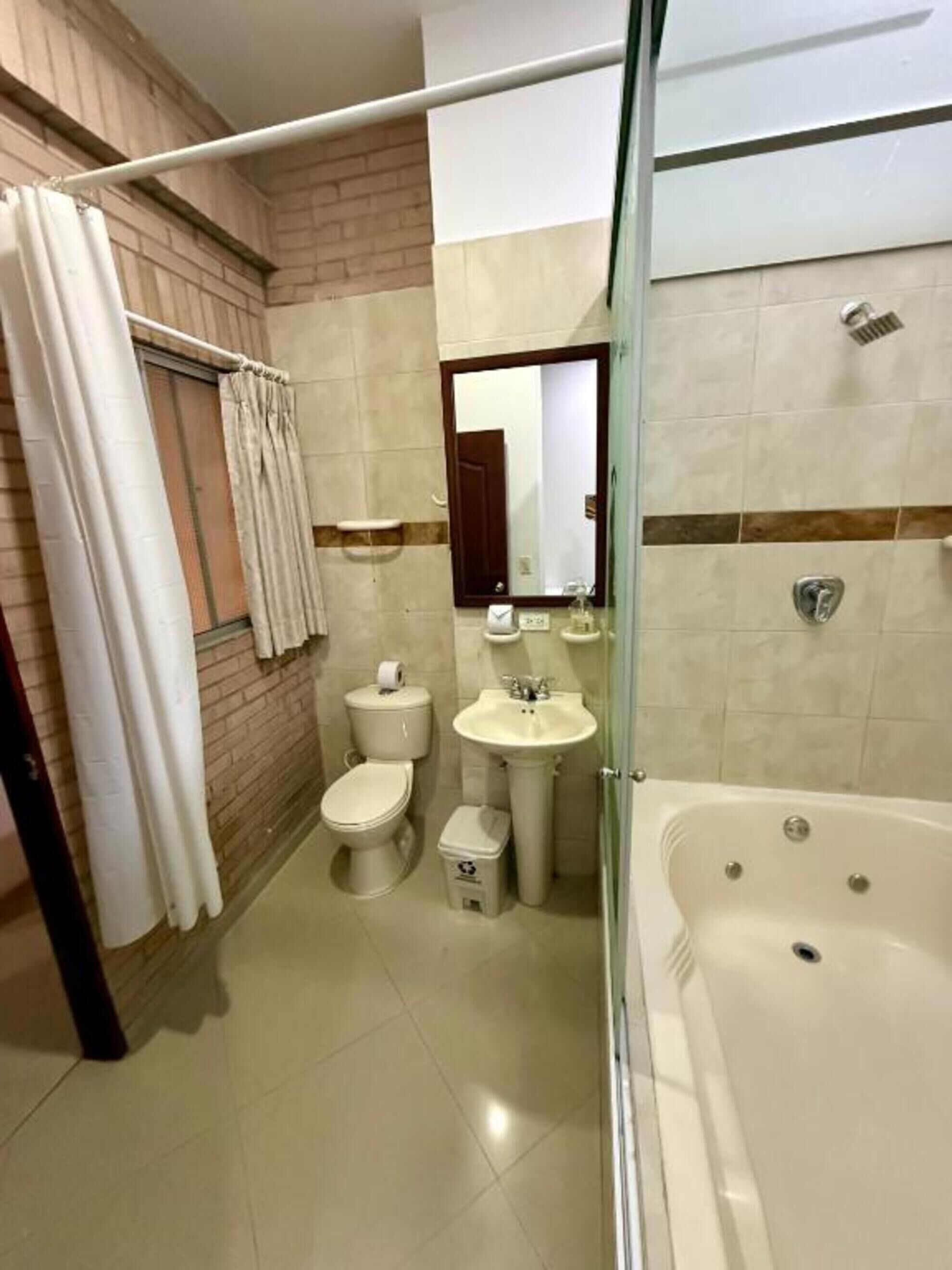 Habitación doble de lujo | Baño | Regadera, amenidades de baño gratuitas, toallas, jabón 