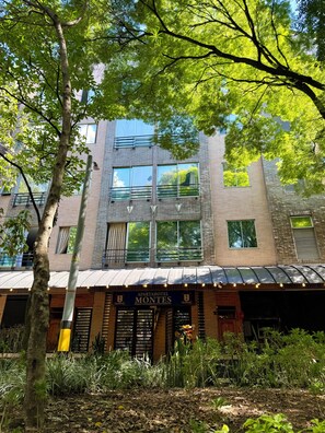A multi-story building with a restaurant named 'APARTAHOTEL MONTES' at the ground level. - Living Montes (MedellÃn)