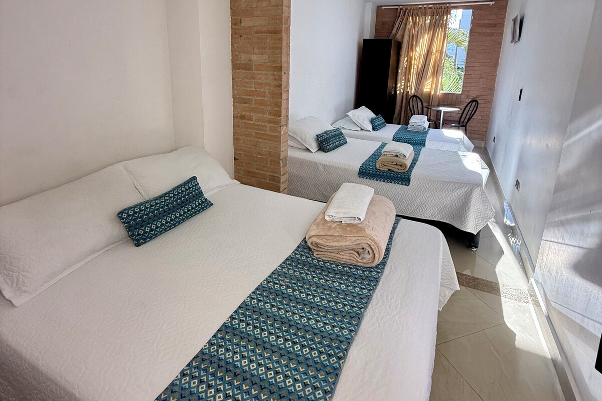 Habitació triple estàndard | Wifi gratuïta, decoració individual i mobiliari individual 