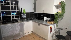 Interior - Stylish 1-bed Cottage,garden, Pool &secure Parking (Alberton)