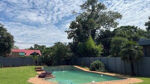 Outdoor pool - Stylish 1-bed Cottage,garden, Pool &secure Parking (Alberton)