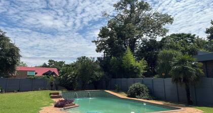 Stylish 1-bed Cottage,garden, Pool &secure Parking