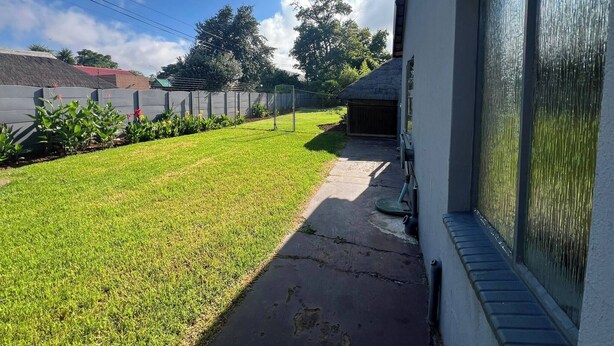 Property grounds - Stylish 1-bed Cottage,garden, Pool &secure Parking (Alberton)