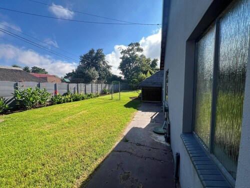Stylish 1-bed Cottage,garden, Pool &secure Parking