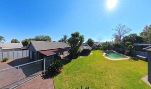 Pool - Stylish 1-bed Cottage,garden, Pool &secure Parking (Alberton)