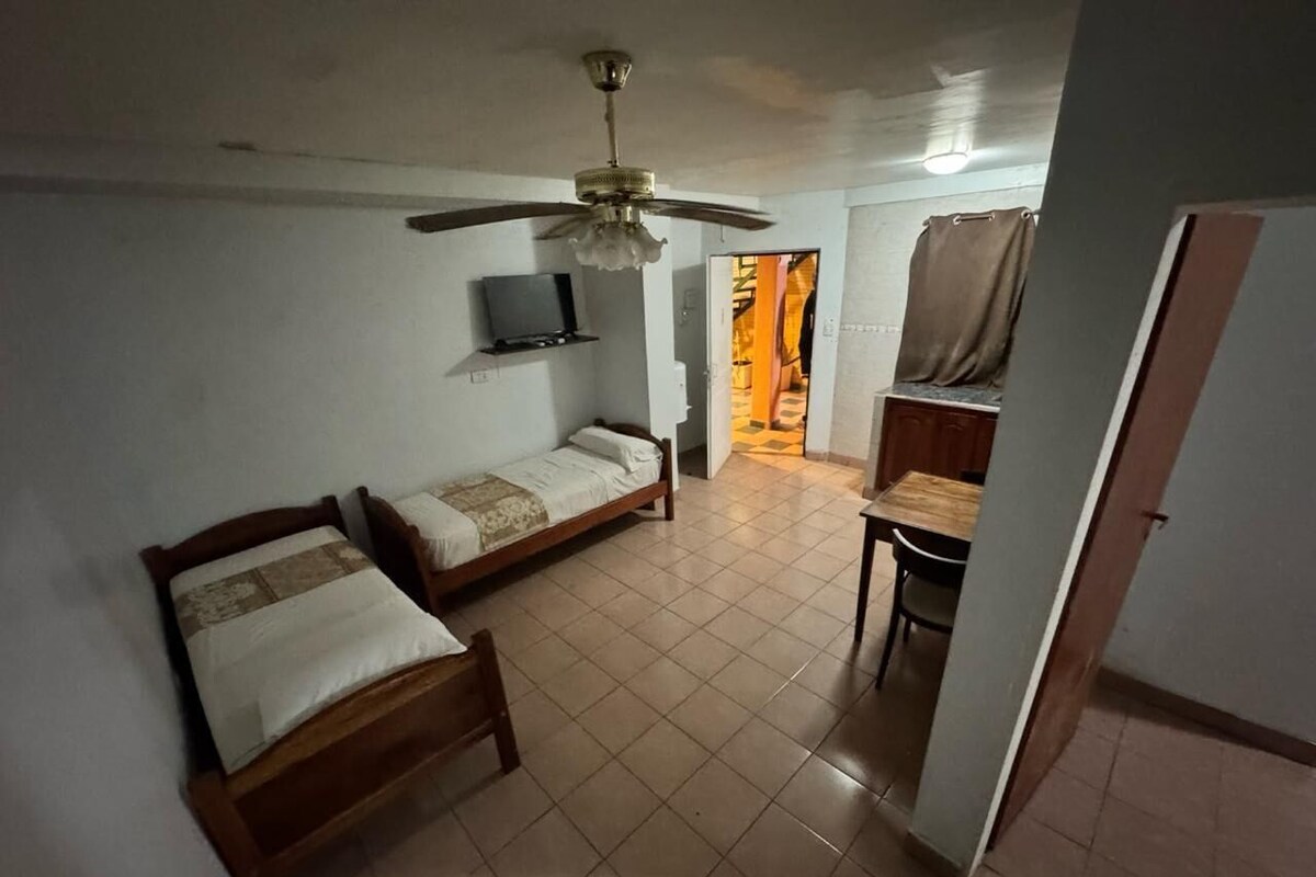 Escritorio, espacio para trabajar con laptop y wifi gratis 