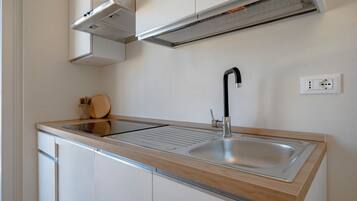 Wasserkocher mit Kaffee-/Teezubehör, Kühlschrank, Ofen, Herdplatte