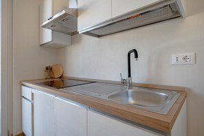 Wasserkocher mit Kaffee-/Teezubehör, Kühlschrank, Ofen, Herdplatte