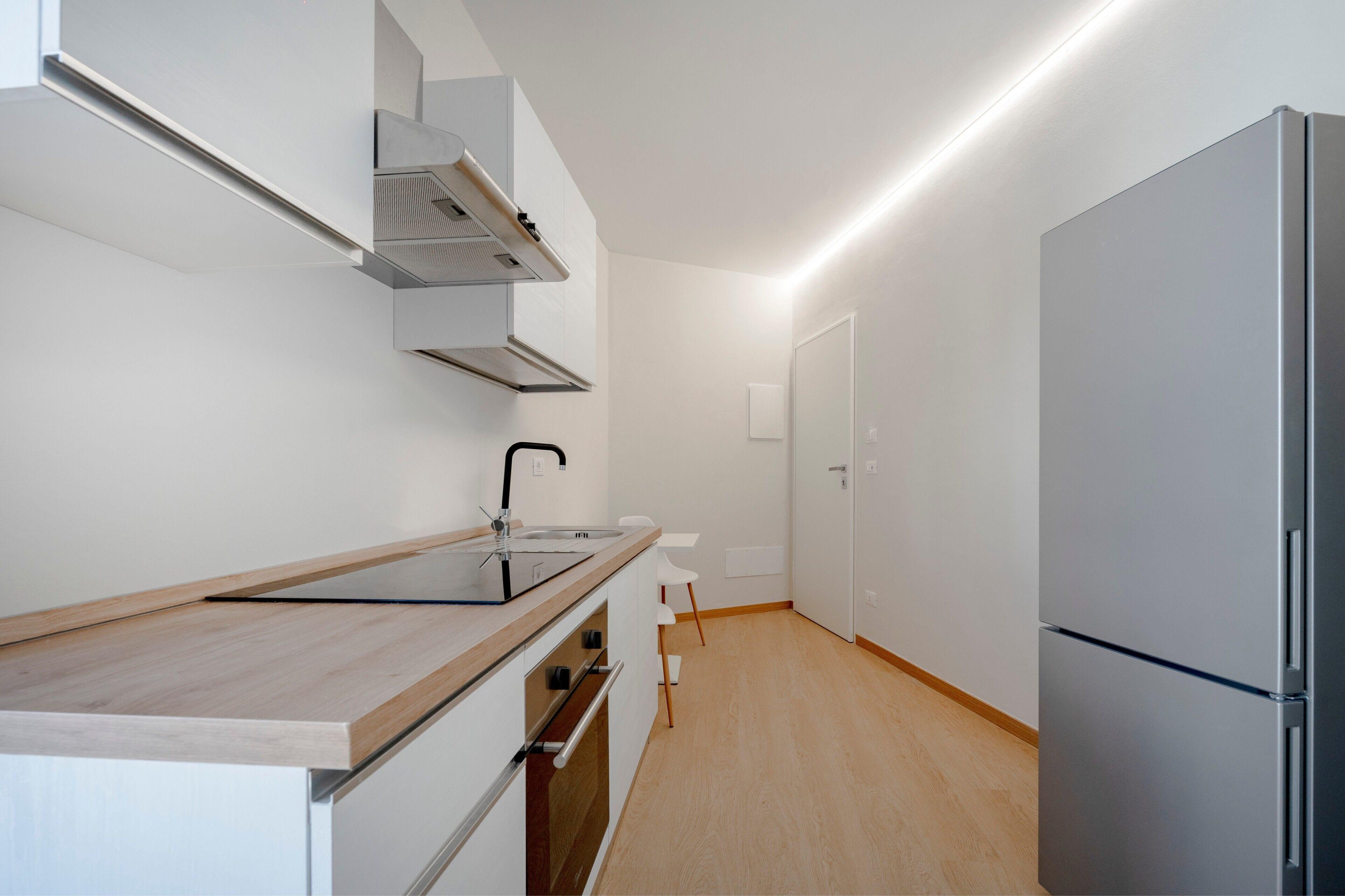Kühlschrank, Ofen, Herdplatte, Wasserkocher