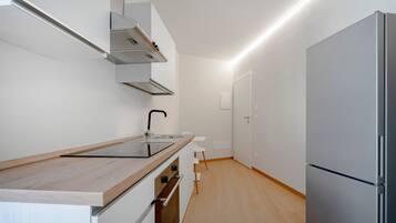 Kühlschrank, Ofen, Herdplatte, Wasserkocher