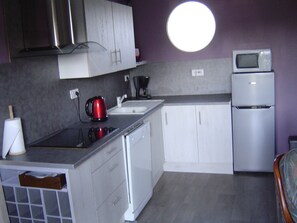 Coffee/tea maker, fridge, microwave, oven - Paul et Rosalia Holiday Home with Wi-Fi (Manneville-la-Raoult)