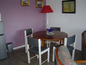 Dining - Paul et Rosalia Holiday Home with Wi-Fi (Manneville-la-Raoult)