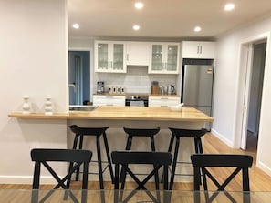 Coffee/tea maker, fridge, microwave, oven - Hahndorf Home, walk to main st, sleeps 8 (Hahndorf)