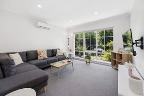 Living area - Hahndorf Creek Retreat 2 Bedroom (Hahndorf)