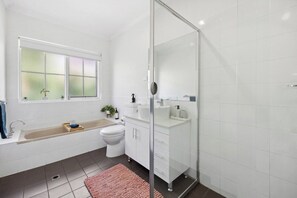 Bathroom - Hahndorf Creek Retreat 2 Bedroom (Hahndorf)