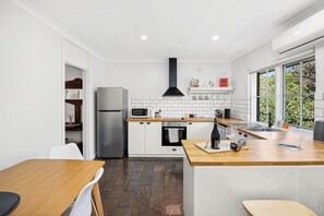 Private kitchen - Hahndorf Creek Retreat 3 Bedroom (Hahndorf)