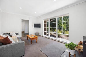 TV, fireplace - Hahndorf Creek Retreat 3 Bedroom (Hahndorf)