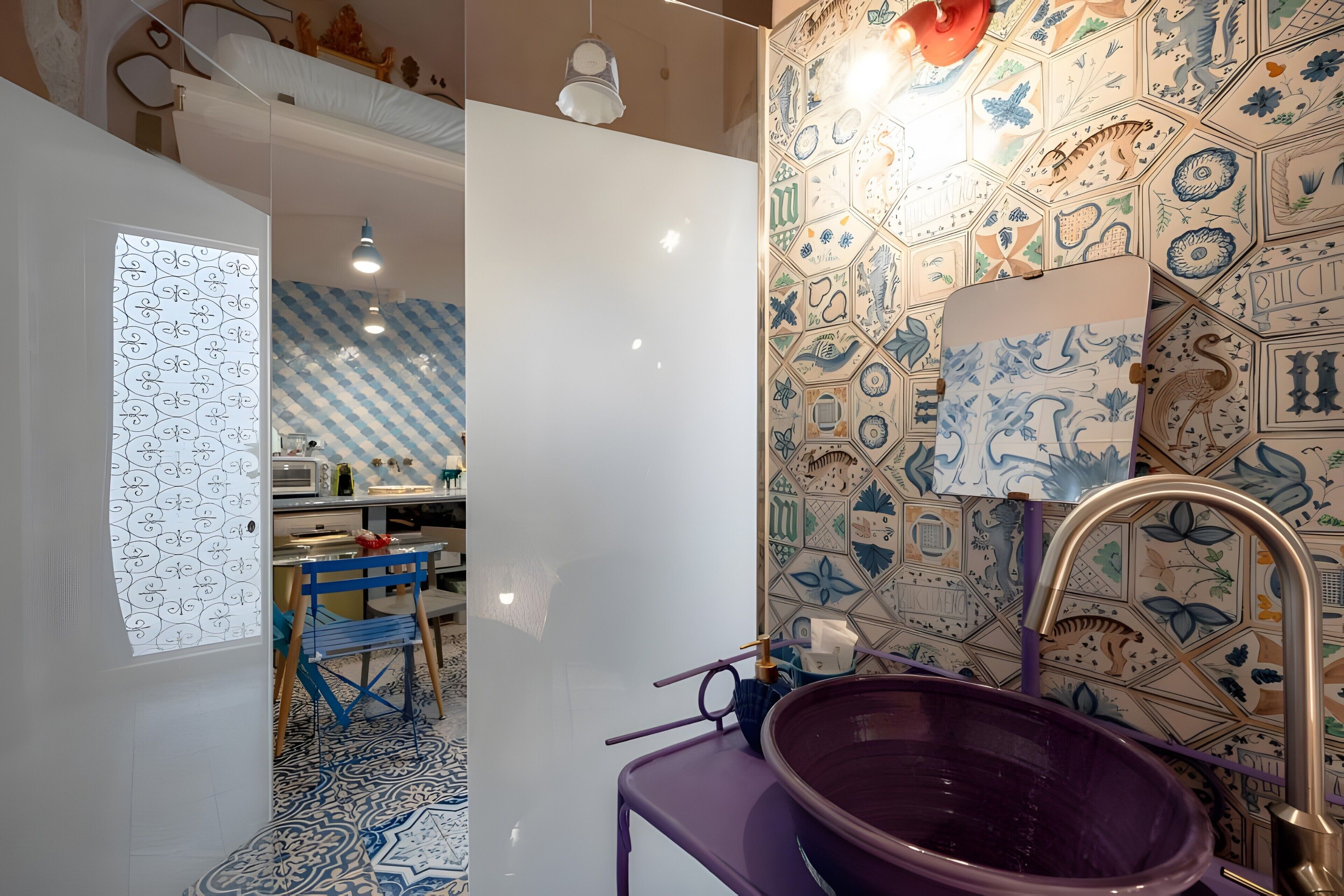 Une salle de bain avec un lavabo violet, une porte blanche et un mur à motifs.