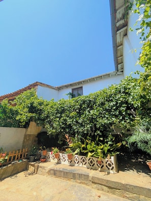 Property grounds - Casa Ti Mielga: a cozy retreat where you can relax and connect with rural life. (Ayoó de Vidriales)