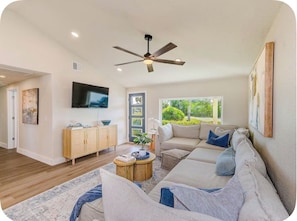 Unclassified image, 2 of 37, button - Waterfront Escape! 4 bed/2.5 bath cozy-chic getaway (Tampa)