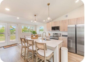 Unclassified image, 4 of 37, button - Waterfront Escape! 4 bed/2.5 bath cozy-chic getaway (Tampa)