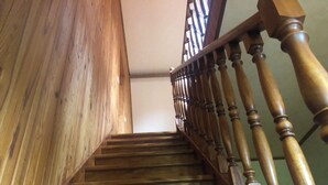 Un escalier en bois avec une rampe et un mur en bois.