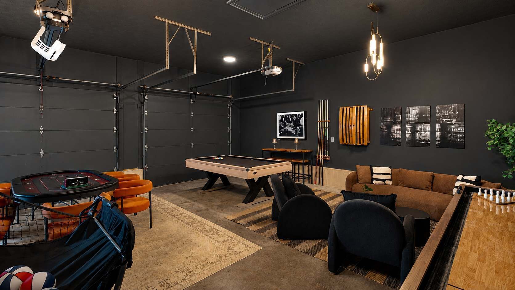 Una habitación con mesa de billar, sofá y mesa de centro.