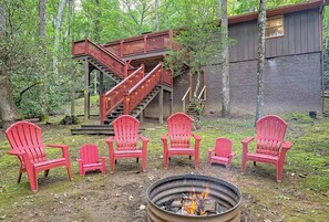 A wooden deck with a staircase leading to a cabin, surrounded by trees. - Little Creek Cabin- Sky Valley (Dillard)