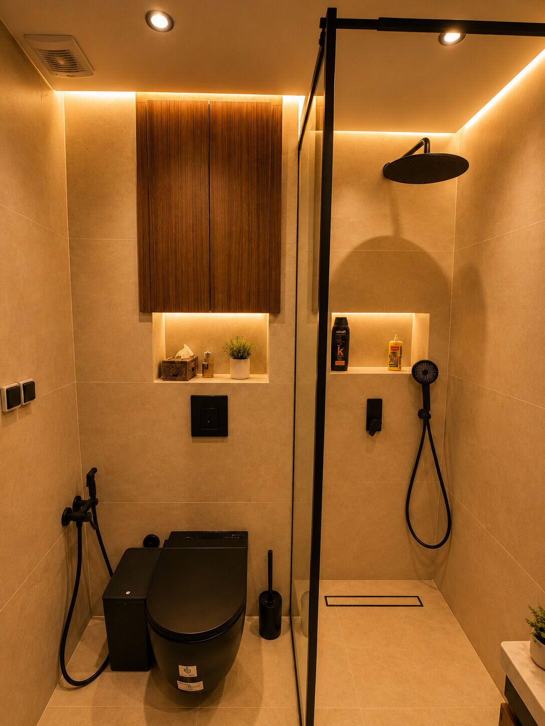 Ein modernes Badezimmer mit Dusche, Toilette und Waschtisch.