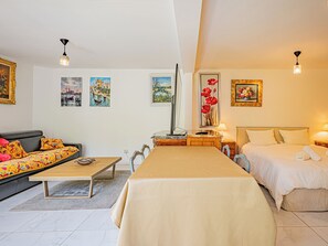 Ett modernt hotellrum med en säng, en soffa och ett matbord.