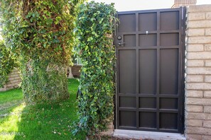 Exterior detail - Cozy 1-bedroom townhome in pleasant Scottsdale with AC (Scottsdale)