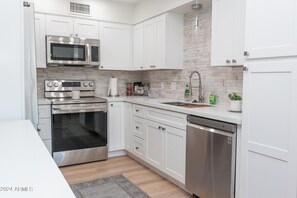 Private kitchen - Cozy 1-bedroom townhome in pleasant Scottsdale with AC (Scottsdale)