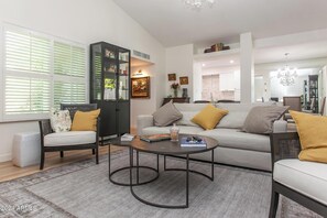 Living area - Cozy 1-bedroom townhome in pleasant Scottsdale with AC (Scottsdale)