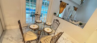     Elegant Tampa Bay Escape Pool + 4 Bedrooms + Family Fun