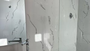 Ein Badezimmer mit Waschbecken, Toilette und Badewanne.
