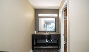 Standard Room | Bathroom | Shower, towels, soap, shampoo - RiverCity inn (Jacksonville)